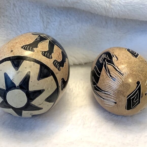 Vintage KENYA Hand Made Carved Smooth Stone Egg Etched & Painted Lion & Deer - Picture 4 of 6
